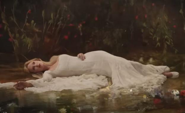 Así aparece Taylor Swift, al comienzo del videoclip.